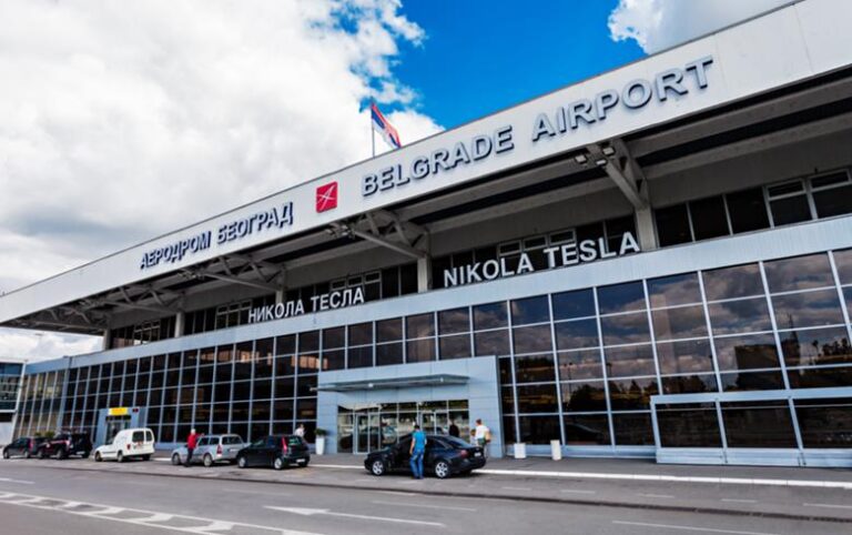 Гром ја оштети пистата на аеродромот Никола Тесла, прекинати се летовите