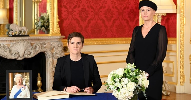 Српската премиерка со девојката Милица на погребот на кралицата