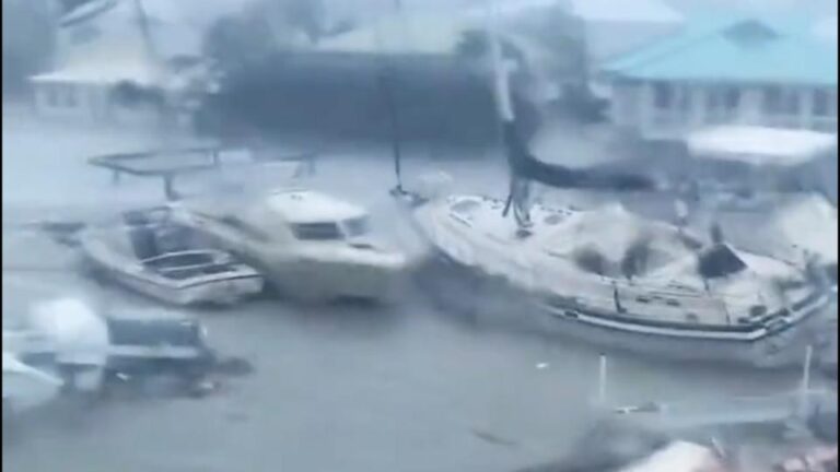 (ВИДЕО) Драма во Флорида поради ураганот: Улици поплавени, чамци лебдат по патиштата