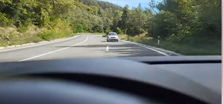 (ВИДЕО) И ова го има во Македонија – автомобил вози во рикверц на патиот правец Ресен-Битола