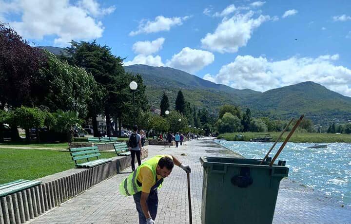 (ФОТО) ЈП Охридски комуналец во акција за расчистување на повеќе локации низ градот