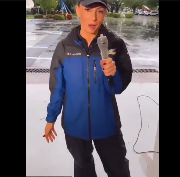 (Видео) Новинарка стави кондом на микрофонот за да го заштити од ураганот во Флорида