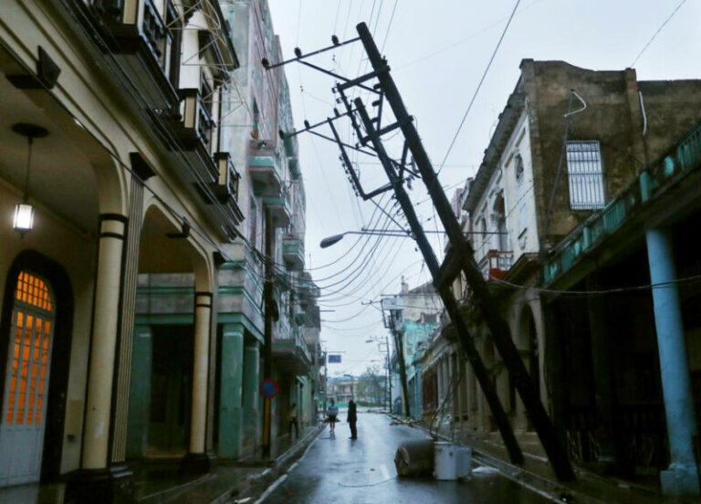 Куба без струја по ударот на ураганот „Ијан“
