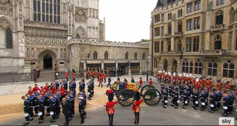 (ЖИВО) Почна погребот на кралицата Елизабета