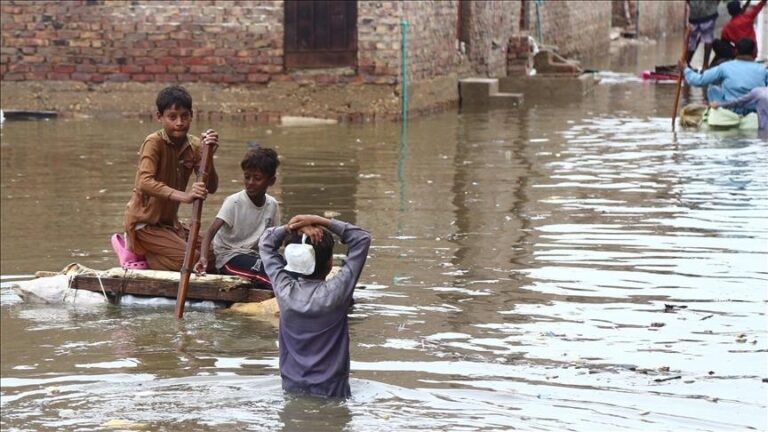Бројот на загинати во поплавите во Пакистан се искачи на 1.638 лица