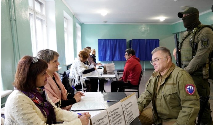 Гласачките места за таканаречените референдуми во Украина се затворени
