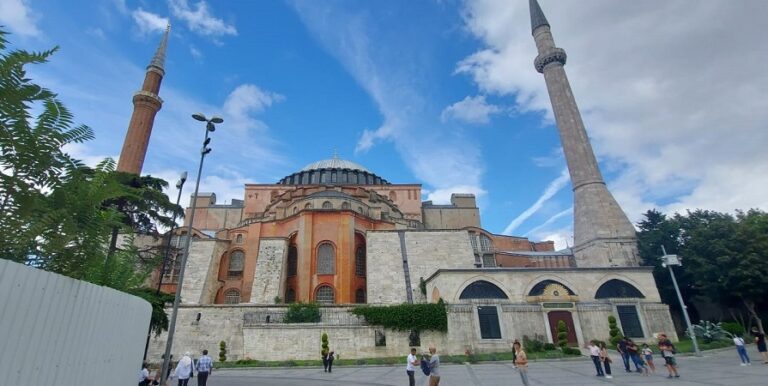 Знаете ли дека црквите Света Софија во Охрид и Истанбул НЕ се посветени на маченичката Софија и нејзините ќерки ? !