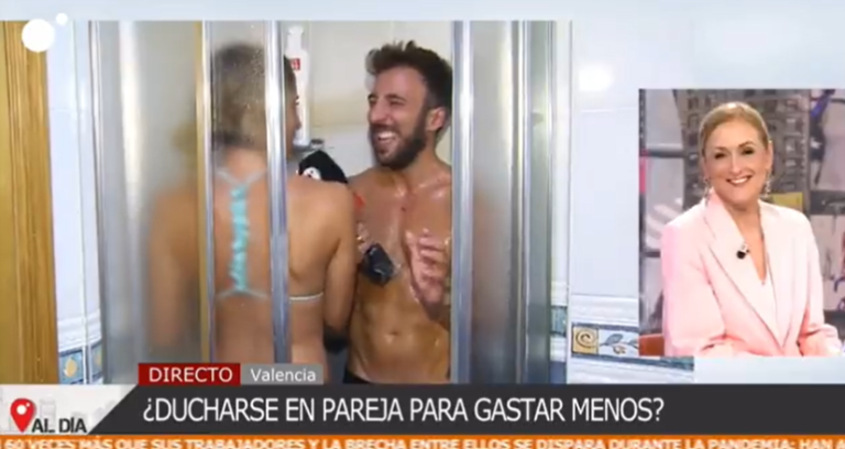 (ВИДЕО) Новинар на шпанска ТВ емисија покажа како изгледа препораката луѓето да се тушираат заедно за да заштедат струја