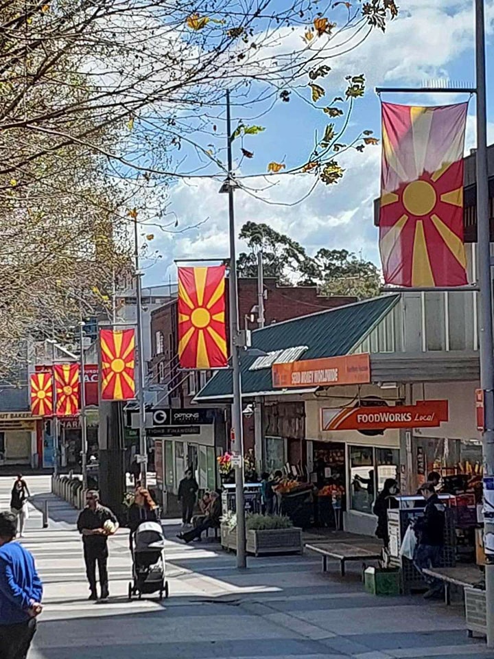(ФОТО) Улица во Австралија украсена со македонски знамиња по повод Денот на Независноста