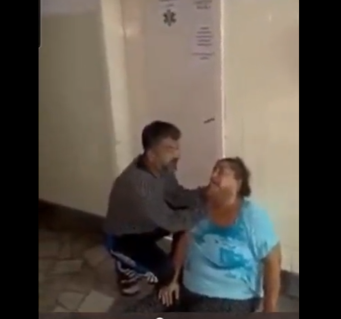 (ВИДЕО) Во Кочани медицински лица не и помагаат на жена ромка пред амбуланта