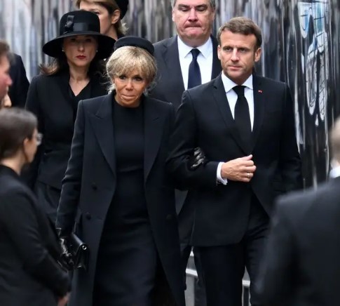 Милановиќ и Макрон со сопругите на погребот од кралицата