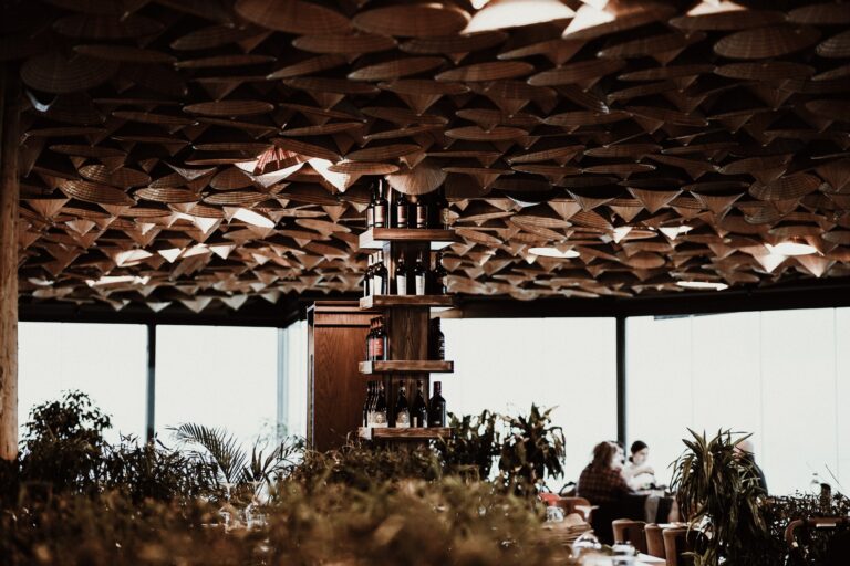 КАПЕЛЕТ ресторан во Тирана украсен со 1500 капи