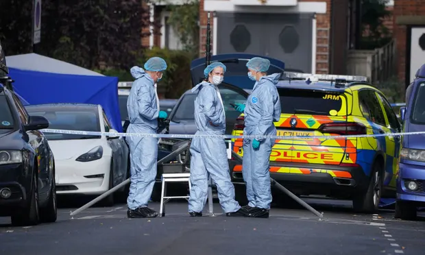 Две лица загинаа, а едно е тешко рането во престрелка што се случила синоќа во источниот дел на Лондон