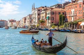 Француски државјани украле гондола во Венеција и ја возеле како кану