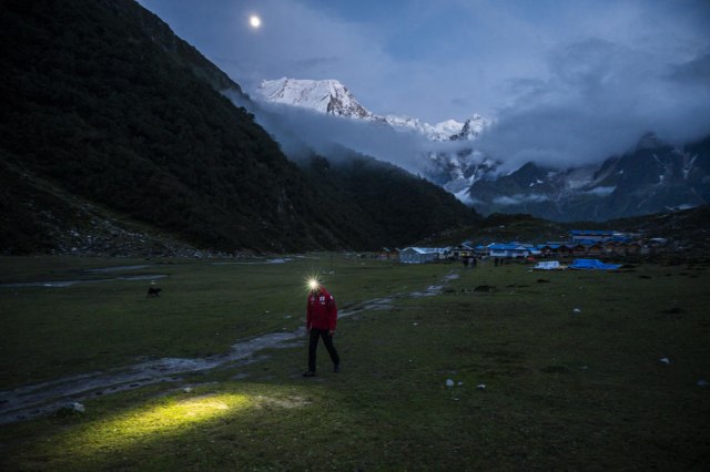 Во лавина на Хималаите затрупани 21 планинар