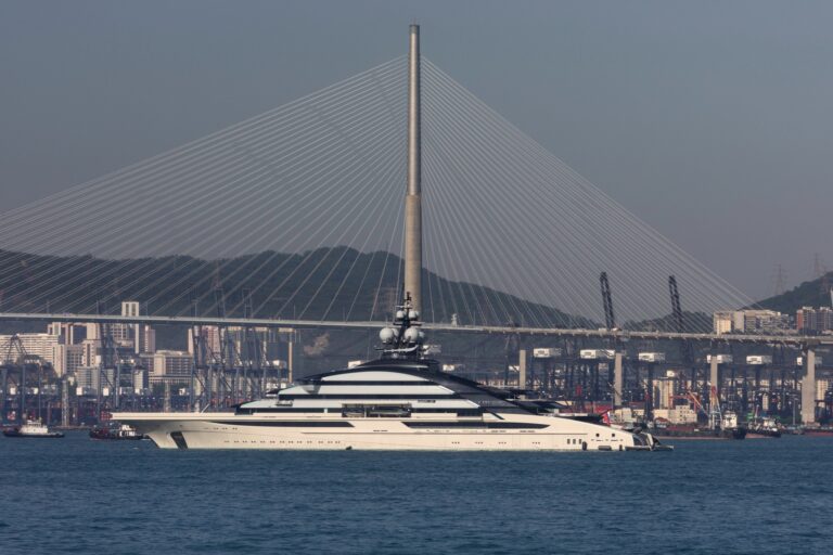 Луксузната јахта на рускиот олигарх Мордашов го напушта Хонг Конг, пренесува Си-Ен-Ен