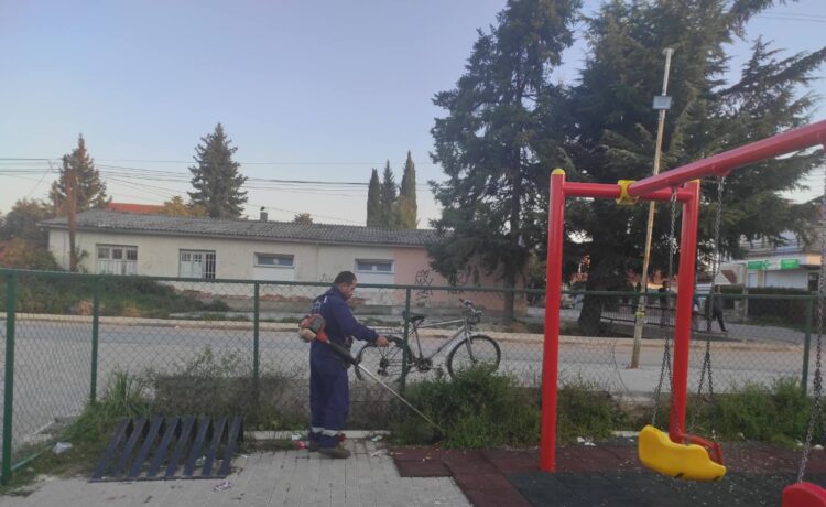(ФОТО) ЈП „Охридски Комуналец“ со тековни одржувања на детските игралишта