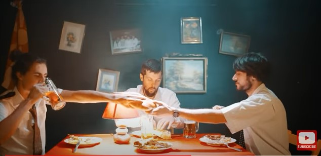 (ВИДЕО) „У македонском ресторану“ хрватскиот пејач Мики Солус ја промовираше новата песна