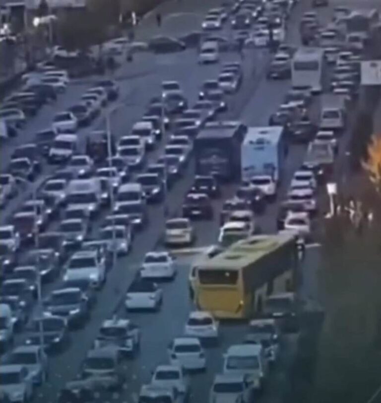 (ВИДЕО) Скопје утрово во целосен сообраќаен колапс