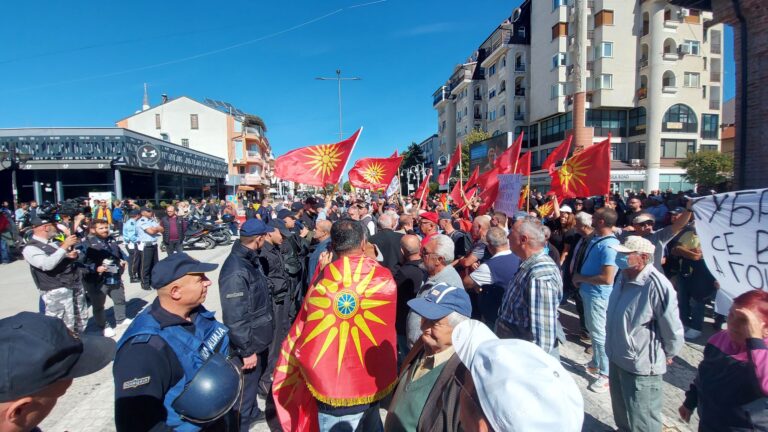 (ВИДЕО) Напната атмосфера на протестот во Охрид пред клубот „Цар Борис Трети“ – сите вести на едно место