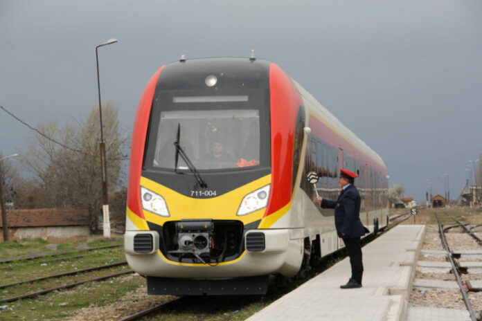 Патничкиот воз кој од Скопје тргнал во 14.30 часот накај Битола сѐ уште не е стигнат, еве ја причината…