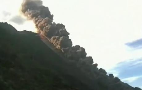 (ВИДЕО) Силна ерупција на вулканот Стромболи во Италија