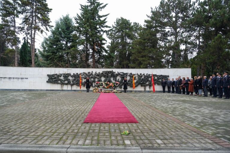 Владина делегација им оддаде почит на борците кои го ослободија Скопје на 13 ноември 1944 година