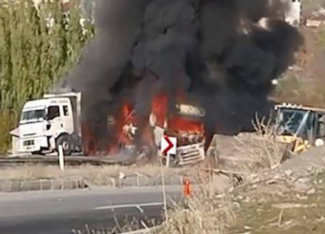 (ВИДЕО) Судар на камион и автобус во Турција, седум лица загинаа