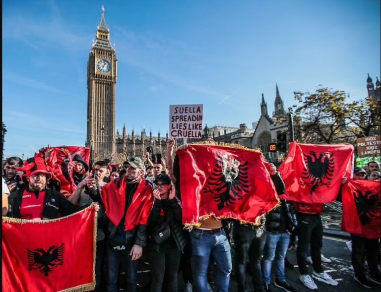 Албанци го блокираа лондонски Вестминстер и со албанско знаме го „украсија“ Черчил