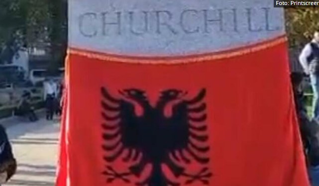 Албанците ставија знаме со двоглав орел на споменикот на славниот британски премиер