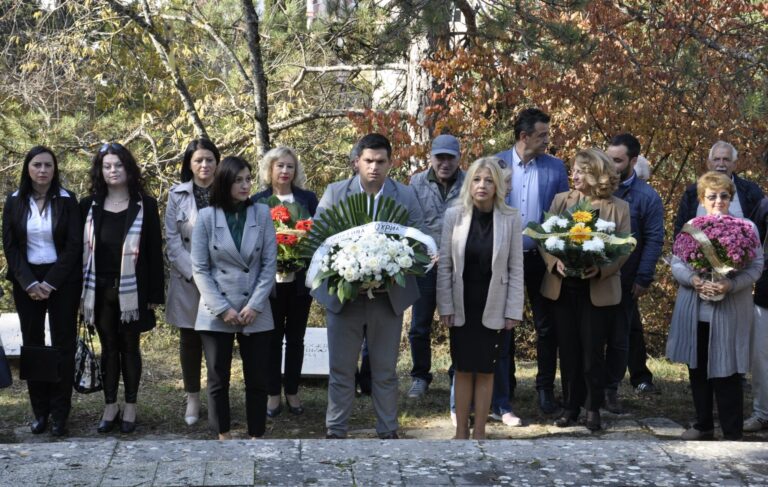 (ФОТО) Пецаков: Со поклон пред спомен обележјата денес го одбележавме Денот на ослободувањето на Охрид