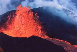 (ВИДЕО) Еруптира најголемиот активен вулкан во светот