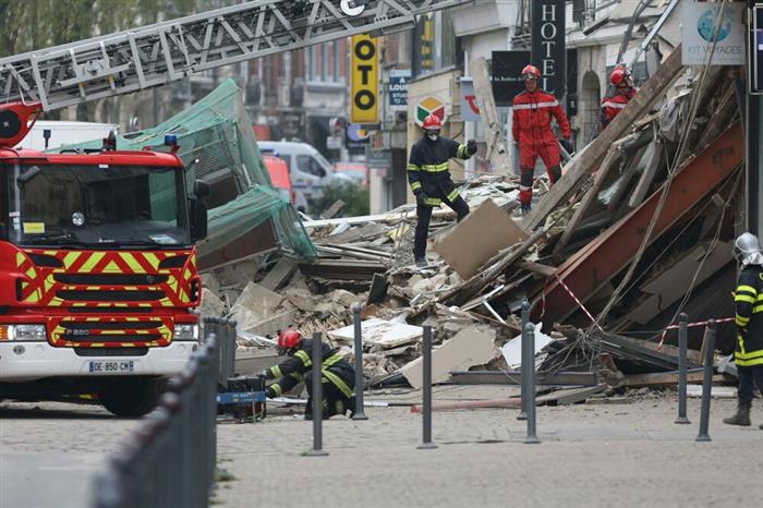 Во центарот на францускиот град Лил се урнаа две згради