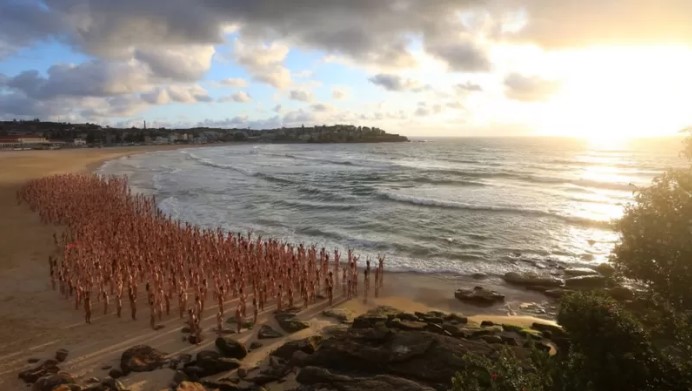 (ФОТО) На плажа во Австралија се собрале 2500 луѓе, сите потполно голи