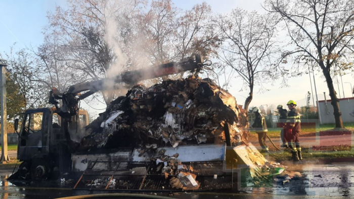 (ФОТО) Изгоре камион натоварен со хартија кај Автокоманда