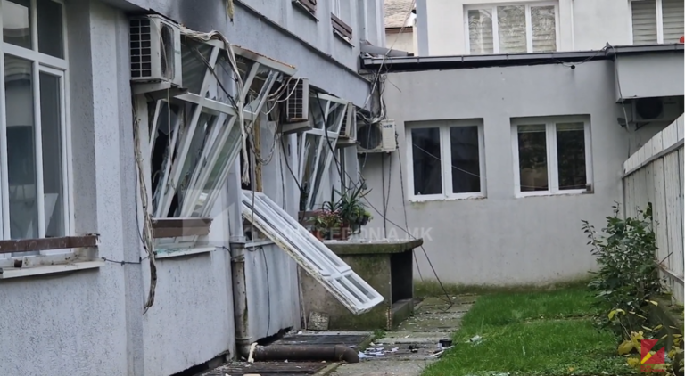 (ВИДЕО) Демолирана и запалена канцеларијата на директорот на Студентскиот дом „Пелагонија“
