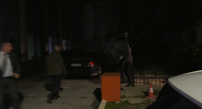 (ВИДЕО) Курти нападнат со цреши пред Владата, телохранителите го брани со чадор