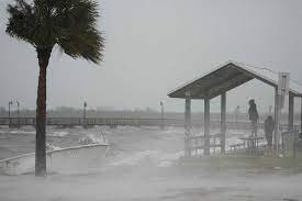 Ураганот Никол го погоди источниот брег на Флорида, се евакуираат жителите