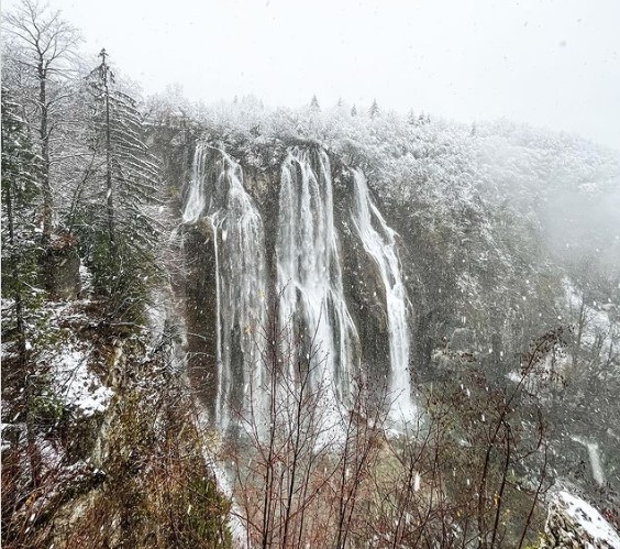(ФОТО) Снежна бајка на Плитивички езеро во Хрватска