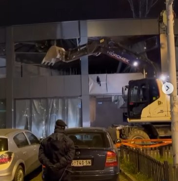 (ВИДЕО) Полицијата опколи познат ресторан во Нов Белград, багери го демолираат