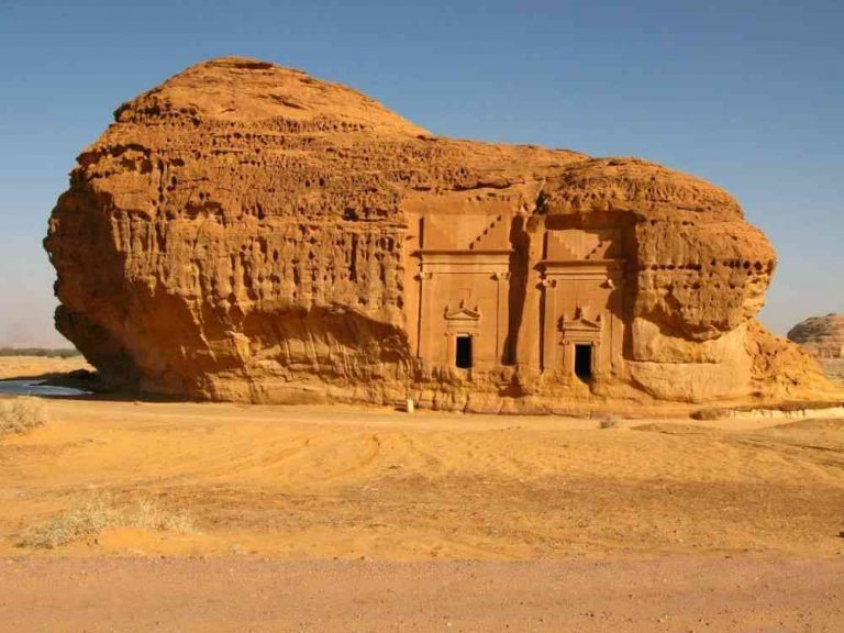 Мадаин Салих камениот град во Саудиска Арабија