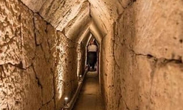 (ФОТО) Пронајден чуден антички тунел во Египет „инженерско чудо“