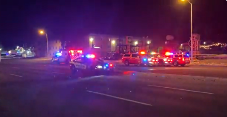 (ВИДЕО) Пет лица се убиени, а 18 се повредени во пукање во геј клуб во Колорадо Спрингс