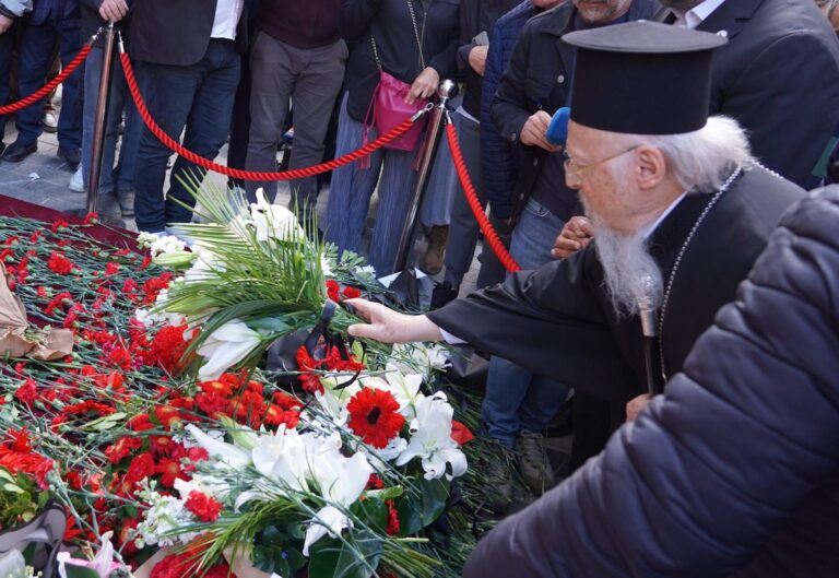 Вселенскиот Патријарх положи цвеќе на местото на жртвите во Истанбул