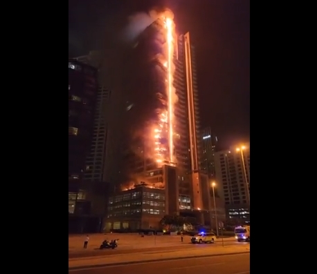 (ВИДЕО) Пожар во Дубаи: Гори највисоката зграда