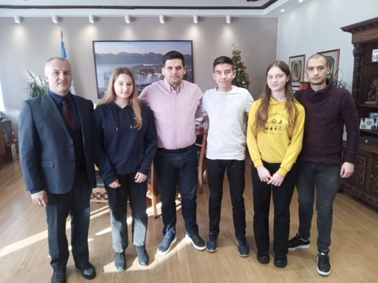 Младите шахисти од Охрид на средба со градоначалникот Пецаков