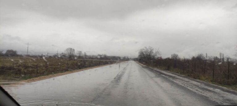 АМСМ: Сообраќајот на државните патишта се одвива непречено, по влажни коловози