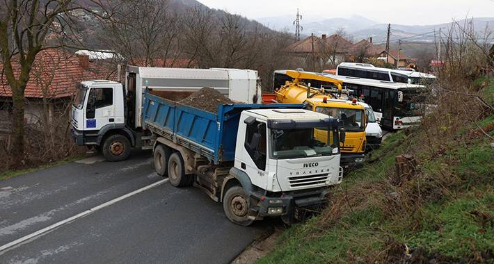 Вучиќ: Ги повлекуваме барикадите на северот од Косово