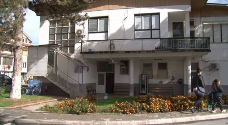 Охридската болница поради недостиг на педијатри,работи како амбуланта, болните деца се носат и хоспитализираат во Струга