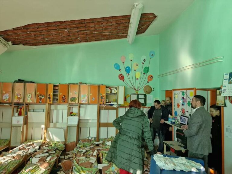 Шест деца повредени во градинка во Србија , при пад на дел од  плафонот